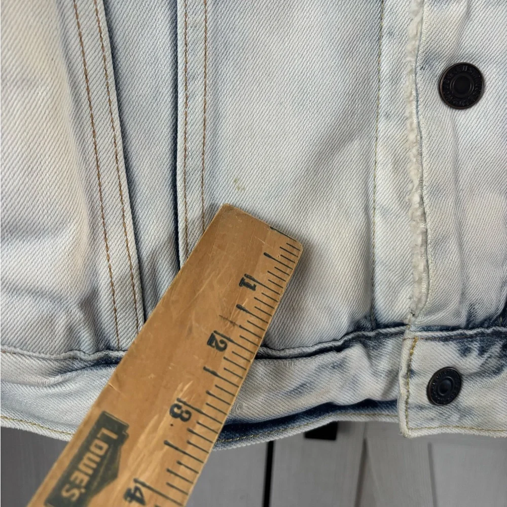 Levi's Light Blue Denim Jacket with Sherpa Lining - Picture 11 of 12